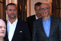 James Murdoch (vlevo), syn mediálního magnáta Ruperta Murdocha (vpravo).