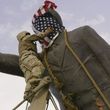 Stržení sochy Saddáma Husajna v centru Bagdádu s pomocí amerických vojáků.