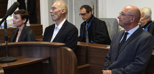 Obžalovaní Eva Benešová, Jan Horák a Petr Chmelík u soudu.
