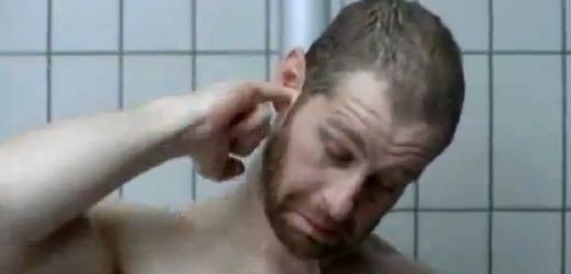 Herec Anthony Topham v reklamě na sprchový gel. 