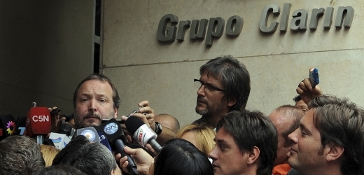 Šéf vládního úřadu pro regulaci médií Martin Sabbatella v obležení novinářů.