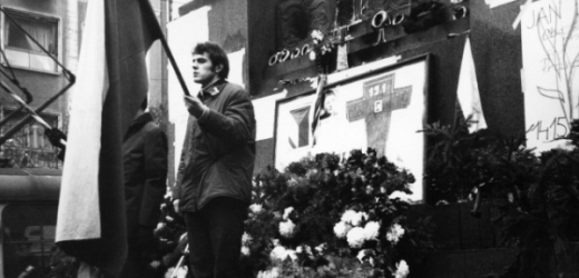 Tryzna za Jana Palacha u pomníku na Václavském náměstí v roce 1969.