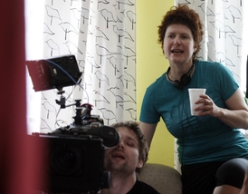 Alice Nellis při natáčení příběhu Pod hladinou.