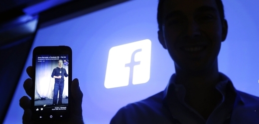 Internetová komunitní síť Facebook jedná s americkým technologickým gigantem Apple o prohloubení spolupráce u chytrých mobilních telefonů iPhone. 