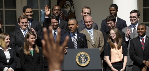 Obama promlouvá ve Washingtonu ke studentům.