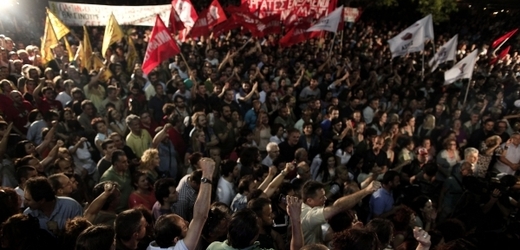 Lidé v úterý protestovali před řeckou veřejnoprávní televizí.