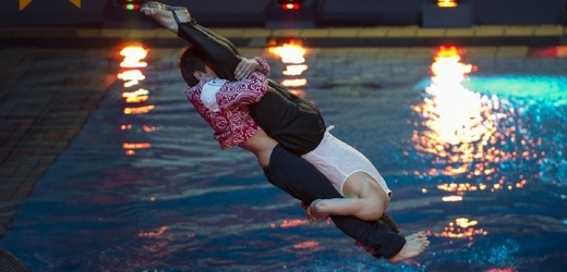 Ruská televizní stanice Channel One se pustila do natáčení nové show, ve které jde o co nejefektivnější skok do vody. 