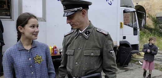 Zdi Terezína opět ožívají atmosférou holokaustu během natáčení dvoudílného televizního filmu Jiřího Svobody (na snímku Sabina Rojková a Hynek Chmelař). 
