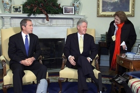 Helen Thomasová s bývalými americkými prezidenty Georgem Bushem (vlevo) a Billem Clintonem.