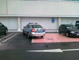 Nejhůř parkují často ti, kteří by měli jít naopak příkladem - policisté.