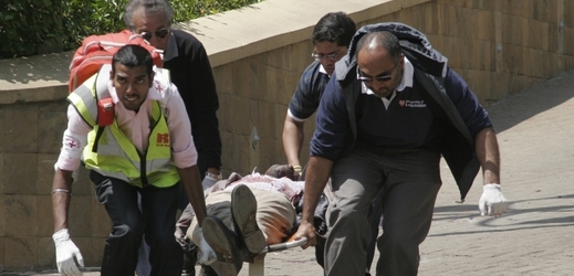 Momentka z teroristického útoku v Nairobi, při němž zemřely destíky lidí.