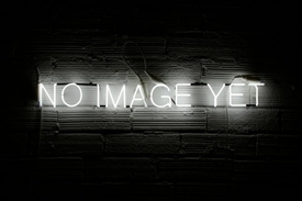 Neonový nápis No Image Yet umístěný na budově Nové Scény Národního divadla je prací francouzského umělce Samuela Françoise.