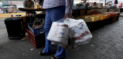 Lidé ve Venezuele trpí častým nedostatkem základních potravin či toaletního papíru, nicméně televize na tento problém upozorňovat nesmí.