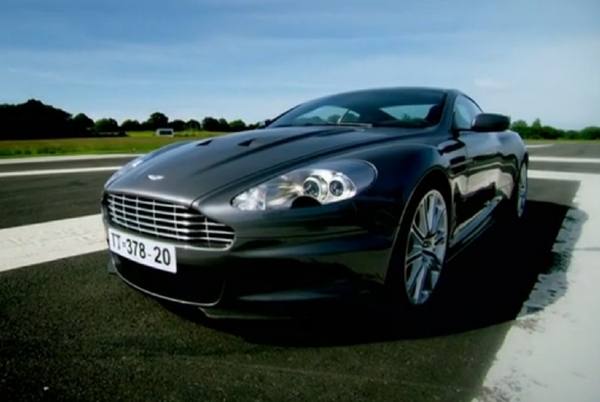 Ve filmu Casino Royale z roku 2006 se Bond proháněl v Aston Martinu DBS.