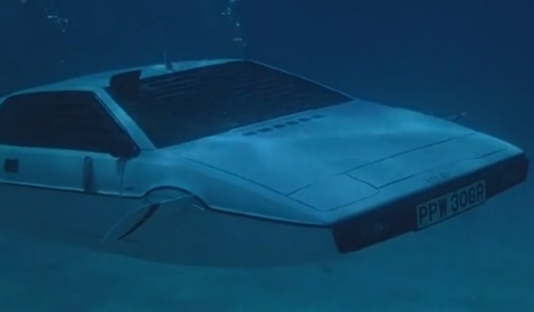 Lotus Esprit ve snímku Špion, který mě miloval (1977) fungoval i jako ponorka.