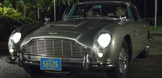 Možná nejkrásnější Bondův vůz. Aston Martin DB5 si zahrál ve snímku Goldfinger z roku 1964.