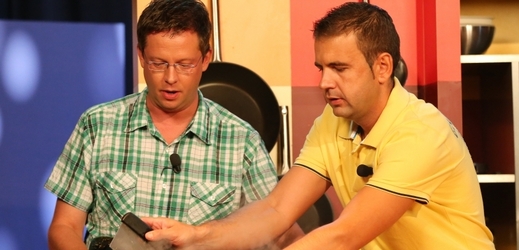 Radek Kašpárek (vpravo) připravuje pro televizi Barrandov pořad s názvem Co bude dnes k večeři?. 