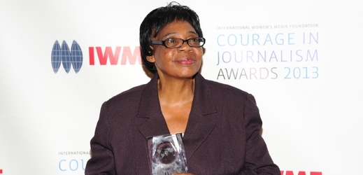 Oceněná Edna Machiroriová, první černošská šéfredaktorka zimbabwských novin.