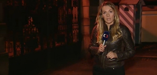 Reportérka Zuzana Smiešková před branou zámku v Lánech.