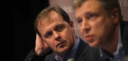 Ředitel ČT Petr Dvořák (vlevo) a šéf zpravodajství Zdeněk Šámal čelí kritice některých redaktorů.