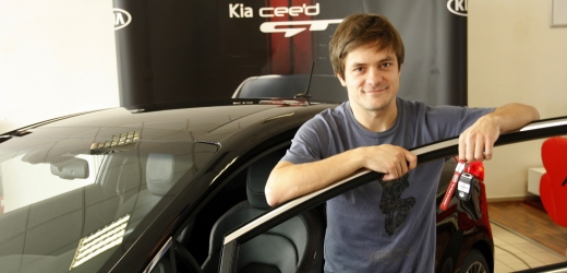 Jiří Mádl v novém automobilu Kia.