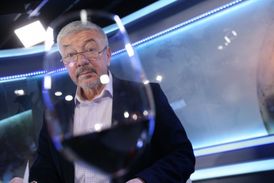 Vladimír Železný má ve svém pořadu místo minerálky sklenici vína.