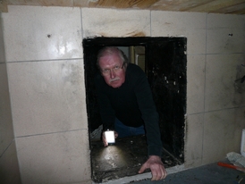 Režisér Peter Richard v místnosti, kde byla více jak osm let Natascha Kampuschová vězněna.