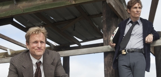 Ústředními postavami seriálu Temný případ jsou dva detektivové. Hrají je Matthew McConaughey a Woody Harrelson.