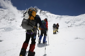 Kamery sledují výpravu odvážlivců, kteří se snaží vylézt na Mount Everest.