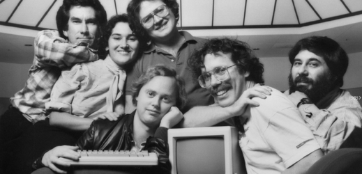 Tým, který sestavil první Macintosh, zleva: George Crow, Joanna Hoffmanová, Burrell Smith, Andy Hertzfeld, Bill Atkinson a Jerry Mannock.