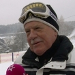 Vášnivý lyžař Václav Klaus mírní své opovržení snowboardy. Svah na Monínci brázdil bez ochranné helmy.