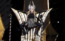 Rekordní sledovanosti dosáhla přestávková show Super Bowlu, ve které vystoupila Madonna.