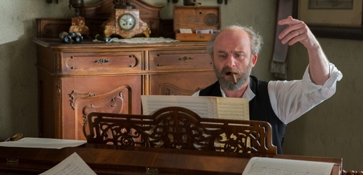 Hlavní roli hudebního skladatele hraje Hynek Čermák.