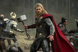 Asgardský bůh hromu Thor v podání Chrise Hemswortha.