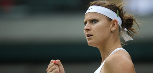 Lucie Šafářová (na snímku) se o finálovou účast ve Wimbledonu utká s Petrou Kvitovou.