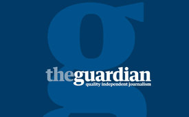 Guardian protestoval proti odstranění odkazů na články o tom, jak fotbalový rozhodčí lhal o rozhodnutí o penaltě.