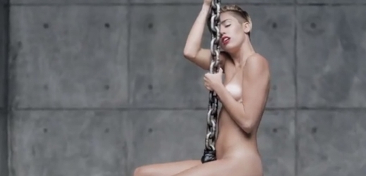 Miley Cyrusová v odvážném videu k písni Wrecking Ball. 