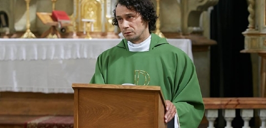 Pavel Liška jako farář Tomica v seriálu Vinaři.
