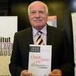 Václav Klaus se svojí novou knihou.