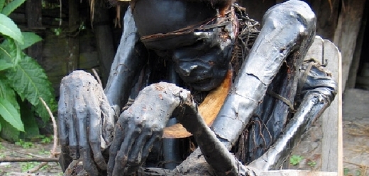 Dokumentární série Brána smrti. Vysušená mumie z Papuy – zůstává v chýši s žijícími obyvateli, představuje bezprostřední kontakt s předky.