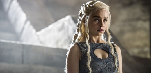 Emilia Clarková coby Daenerys z rodu Targaryenů slibuje v nové řadě draky.