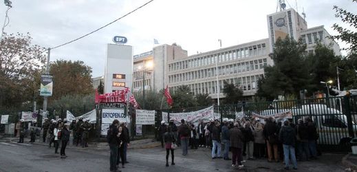 Protesty před budovou veřejnoprávní stanice ERT.