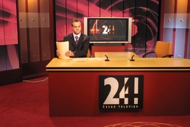 David Borek v prvním zpravodajském studiu ČT 24.