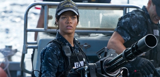 Zpěvačka Rihanna ve filmu Bitevní loď.