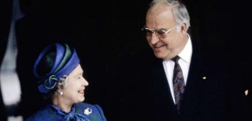 Britská královna Alžběta II. a bývalý spolkový kancléř Helmut Kohl.