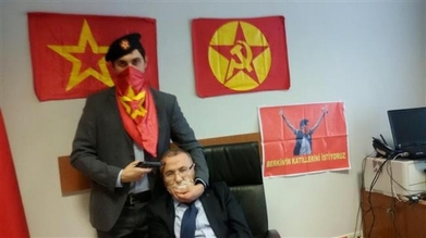 Fotografie, kvůli které jsou novináři obviněni, zachycuje zajatého prokurátora Mehmeta Selima Kiraze.