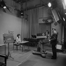 Hlasatelka Pavla Pešatová a kameraman Oldřich Klásek připravují v televizním studiu Ostrava pořad Severomoravské televizní noviny. Rok 1973.