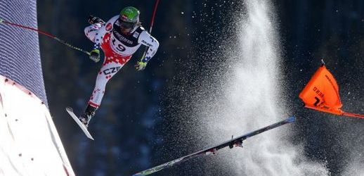 Momentka zachycující pád českého lyžaře Ondřeje Banka.