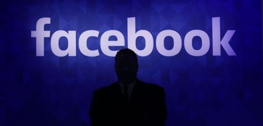 Facebook podezření z porušení zákona odmítá.