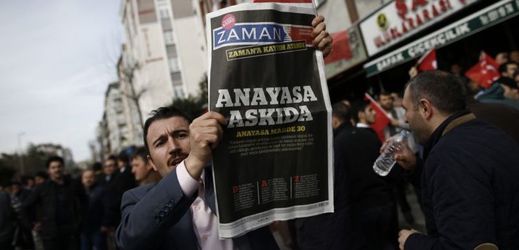 Muž držící sobotní vydání deníku Zaman.